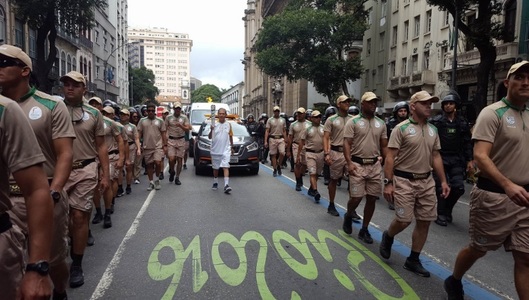 Torţa olimpică a ajuns cu un şir de poliţişti înarmaţi în Rio de Janeiro, în ciuda protestelor