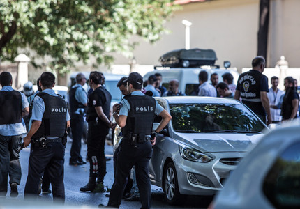 Poliţia efectuează descinderi la trei tribunale din Istanbul în cadrul anchetei cu privire la puciul eşuat