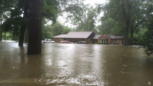 Un pastor american, care crede că dezastrele naturale sunt pedepse ale lui Dumnezeu pentru gay, şi-a părăsit casa inundată din Louisiana 
