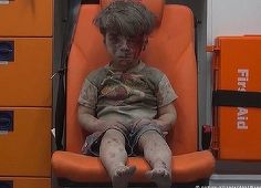 Mărturia fotografului care l-a salvat pe Omran şi pe familia lui, la Alep: "Acest copil, ca toţi copiii din Siria, este simbolul inocenţei. Ei nu au nimic a face cu războiul". FOTO, VIDEO