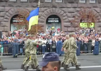Ucraina îşi arată forţa militară de Ziua Independenţei; Poroşenko spune că ţara trebuie să se bazeze pe propria armată