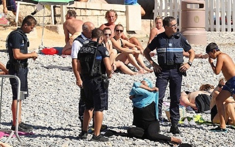 Cazeneuve avertizează împotriva "stigmatizării" musulmanilor în scandalul patrulelor antiburkini de pe Coasta de Azur