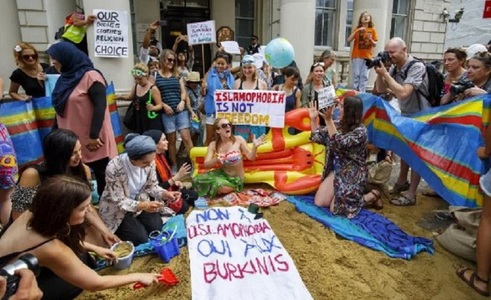 Petrecere ca la plajă în faţa Ambasadei Franţei la Londra, în semn de protest faţă de interzicerea burkini