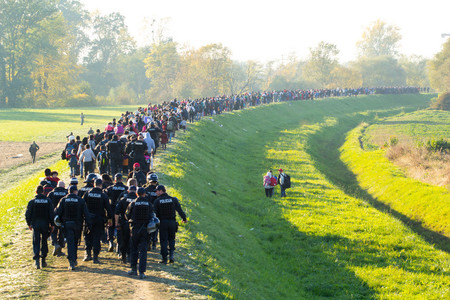 Austria ameninţă cu iniţierea unei acţiuni în justiţie, dacă autorităţile maghiare refuză să-i primească înapoi pe migranţi