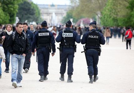 Autorităţile franceze au anunţat descoperirea unei maşini încărcate cu butelii de gaz în apropierea Notre-Dame