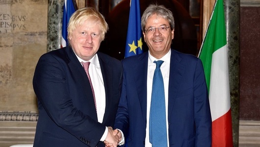 Johnson afirmă la Florenţa că vrea ca vasele cu migranţi să fie respinse către Libia şi să nu mai ajungă în Italia