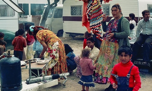 Peste jumătate dintre minorii romi din tabere şi locuri ocupate din Franţa nu sunt şcolarizaţi - studiu