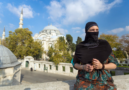 Bulgaria a interzis prin lege purtarea vălului integral în public
