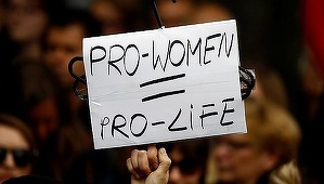 Mii de polonezi au protestat îmbrăcaţi în negru faţă de interzicerea totală a avortului FOTO, VIDEO