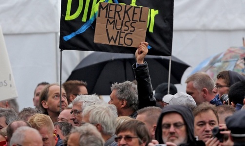 Sute de demonstranţi strigă "Merkel trebuie să plece" şi "Trădătoarea poporului" la Dresda, la marcarea a 26 de ani de la reunificarea Germaniei