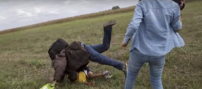 Jurnalista ungară care a lovit migranţi sirieni cu piciorul, recompensată cu un premiu din bani publici. FOTO, VIDEO