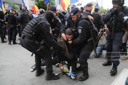 RFE: Marşul pentru unirea României cu R. Moldova fost tulburat de încăierări violente în Bucureşti