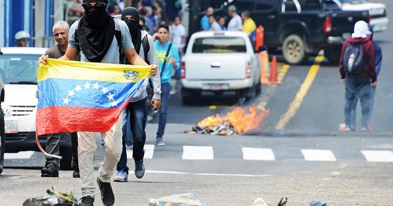 Zeci de răniţi într-o serie de proteste faţă de Maduro organizate în Venezuela