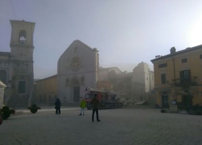 CUTREMUR puternic în Italia: Mai multe clădiri, inclusiv două biserici, s-au prăbuşit peste oameni în urma seismului, spun martori. FOTO, VIDEO
