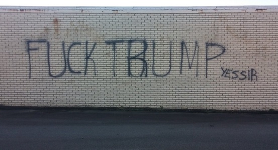 Un birou de campanie al republicanilor a fost vandalizat cu un mesaj anti-Trump în Carolina de Nord