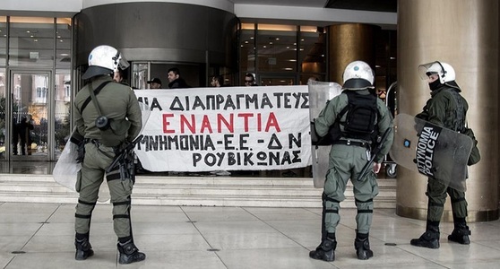 Şase protestatari anarhişti reţinuţi în Grecia, înaintea vizitei lui Obama