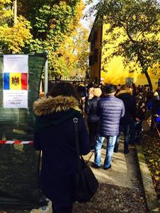 Republica Moldova: Alegătorii moldoveni stau la cozi lungi pentru a vota în secţiile de vot din străinătate, în special la Moscova şi Mestre