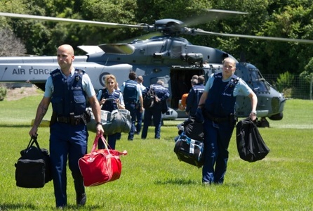 Autorităţile neozeelandeze continuă evacuarea aeriană a persoanelor rămase blocate în Kaikoura