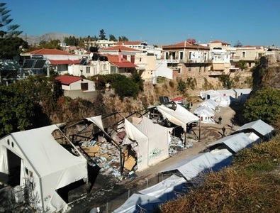 Grecia: Mai mulţi atacatori necunoscuţi au aruncat cu pietre şi sticle incendiare într-o tabără de migranţi de pe insula Chios