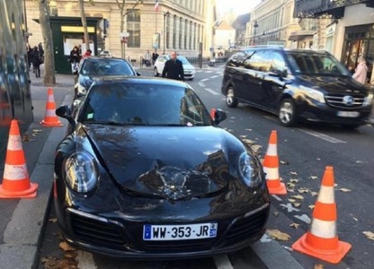 Geniştii francezi au detonat o maşină Porsche Carrera S, de 150.000 de euro, parcată neregulamentar în centrul Parisului