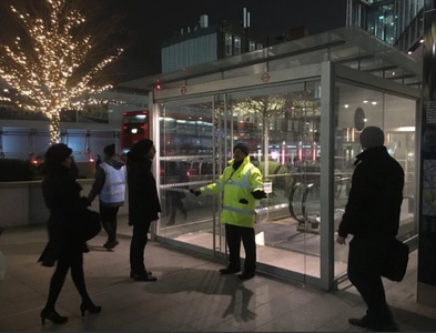 Autorităţile britanice au evacuat mii de persoane de la o staţie de metrou londoneză după declanşarea unei alarme de incendiu
