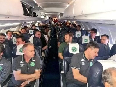 Un avion cu 81 de persoane la bord, printre care o întreagă echipă de fotbal din Brazilia, s-a prăbuşit în Columbia. Autorităţile anunţă 76 de morţi şi 5 supravieţuitori. Imagini de la locul tragediei. UPDATE, FOTO, VIDEO