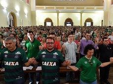 Mii de oameni au plâns victimele accidentului de avion de la Medellin la catedrala şi pe stadionul din Chapeco