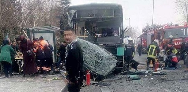 Autobuz cu militari vizat de o explozie în centrul Turciei, soldată cu morţi şi răniţi - surse