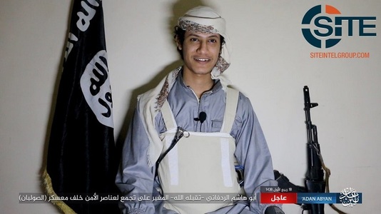 Un atacator sinucigaş din Statul Islamic omoară cel puţin 49 de militari care stăteau la coadă să-şi ia solda la Aden 