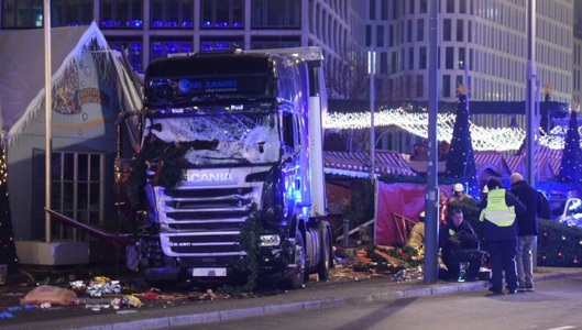 Procurorii germani au anunţat că atacatorul este încă în libertate, după ce un camion a intrat în mulţime la un târg din Berlin