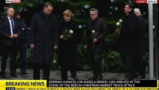 Angela Merkel a depus flori la târgul de Crăciun vizat în atentatul de la Berlin