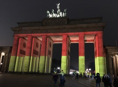 Poarta Brandenburg iluminată în culorile drapelului german după atacul de la târgul de Crăciun din Berlin
