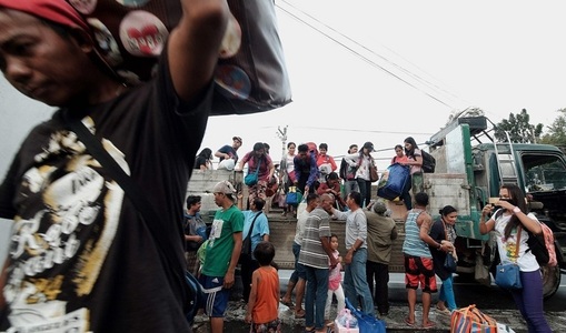 Mii de filipinezi fug în ziua Crăciunului din calea taifunului Nock-Ten