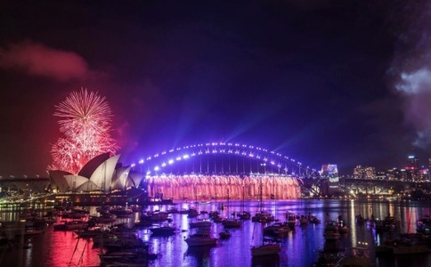 REVELION 2017: Peste 1,5 milioane de persoane au trecut în noul an cu jocul de artificii mereu impresionant din Sydney. VIDEO