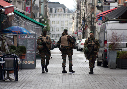 Poliţiştii se pregătesc pentru noaptea dintre ani în marile oraşe din Europa, unde au fost luate măsuri suplimentare de securitate