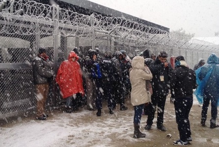 Mii de migranţi rămân blocaţi în condiţii de ger şi viscol pe ruta migratorie din Balcani 