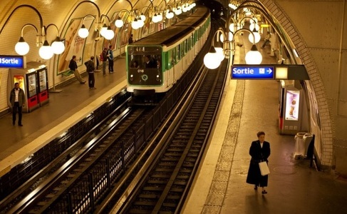 Autorităţile franceze caută un agresor, care a atacat mai multe persoane cu un cuţit în metroul din Paris