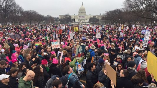 UPDATE Sute de mii de oameni s-au strâns la Washington pentru Marşul Femeilor, după învestirea lui Trump la preşedinţie. Organizatorii au anulat marşul propriu-zis, pentru că sunt prea mulţi participanţi