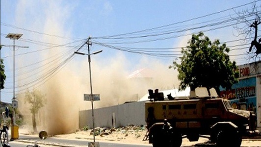 Autorităţile somaleze anunţă 28 de morţi după ce militanţii islamişti al-Shabaab au atacat un renumit hotel din Mogadishu