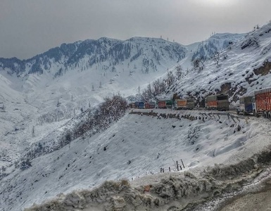 Până la 19 persoane şi-au pierdut viaţa în urma avalanşelor care au lovit regiunea disputată Caşmir
