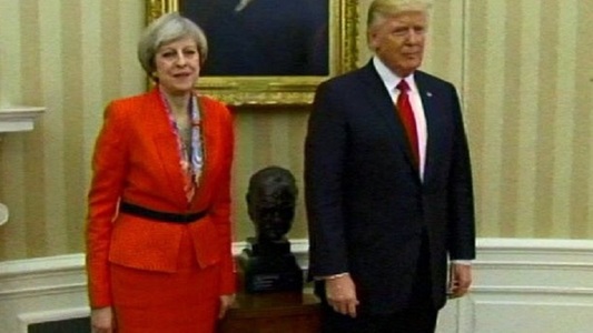 Trump îi arată lui May bustul lui Winston Churchill din Biroul Oval