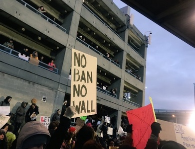SUA: Mii de persoane au ocupat principalele aeroporturi în semn de protest faţă de ordinul executiv semnat de Donald Trump