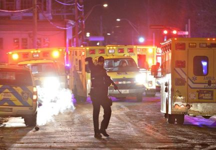 Unul dintre presupuşii autori ai atacului armat din Quebec a sunat la poliţie pentru a se preda