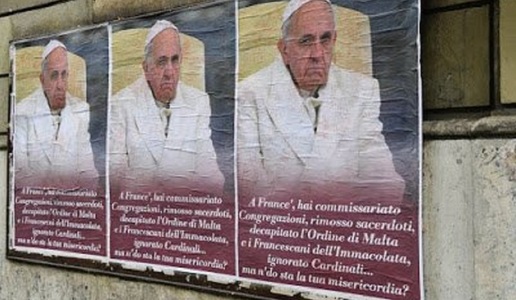 Roma, împânzită de afişe în care este criticat Papa Francisc