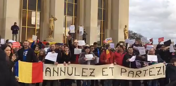 Români din Franţa, Marea Britanie şi Italia cântă imnul naţional în stradă şi protestează faţă de corupţia din ţară. FOTO. VIDEO