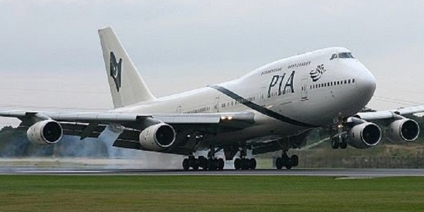 Avioane de vânătoare RAF escortează un avion civil pakistanez pe un aeroport de la nord de Londra