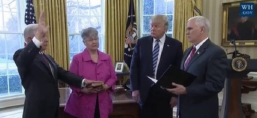 Trump semnează ordine executive vizând cartelurile la depunerea jurământului lui Sessions
