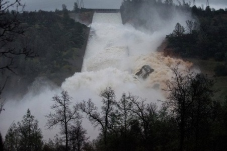 Stare de urgenţă în California: Aproximativ 200.000 de persoane au primit ordin de evacuare, după ce ploile abundente au slăbit barajul Oroville. VIDEO