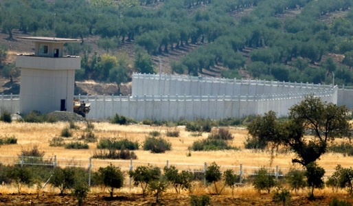 Turcia a construit peste jumătate dintr-un zid la frontiera cu Siria