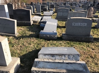 Aproximativ 500 de pietre funerare avariate într-un atac care a vizat un cimitit evreiesc din Philadelphia